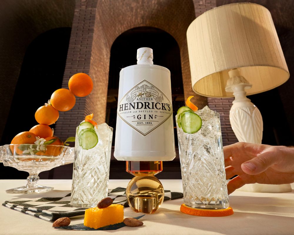 Hendrick's Another Gin am Tisch mit Orangen