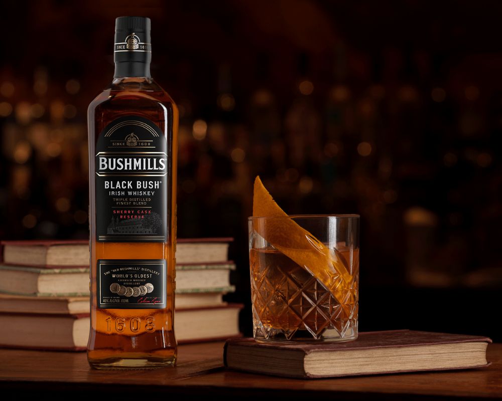 Bushmills Flasche mit Old Fashioned Drink