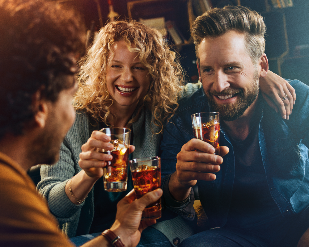 3 Personen trinken gemeinsam eisgekühlten Asbach