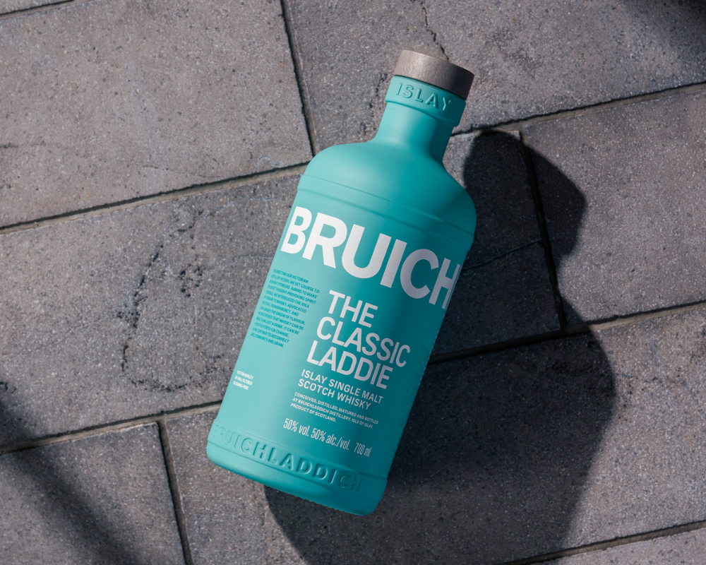 Eine Flasche Bruichladdich The Classic Laddie auf einem gepflastertem Boden