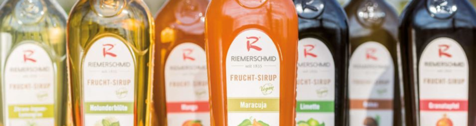 Mehrere Flaschen Riemerschmid Fruchtsirupe nebeneinander