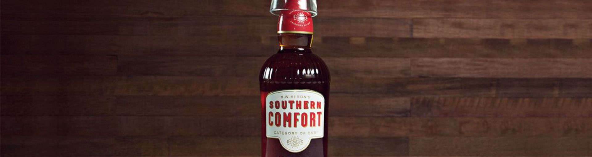 Eine Flasche Southern Comfort vor hölzernem Hintergrund