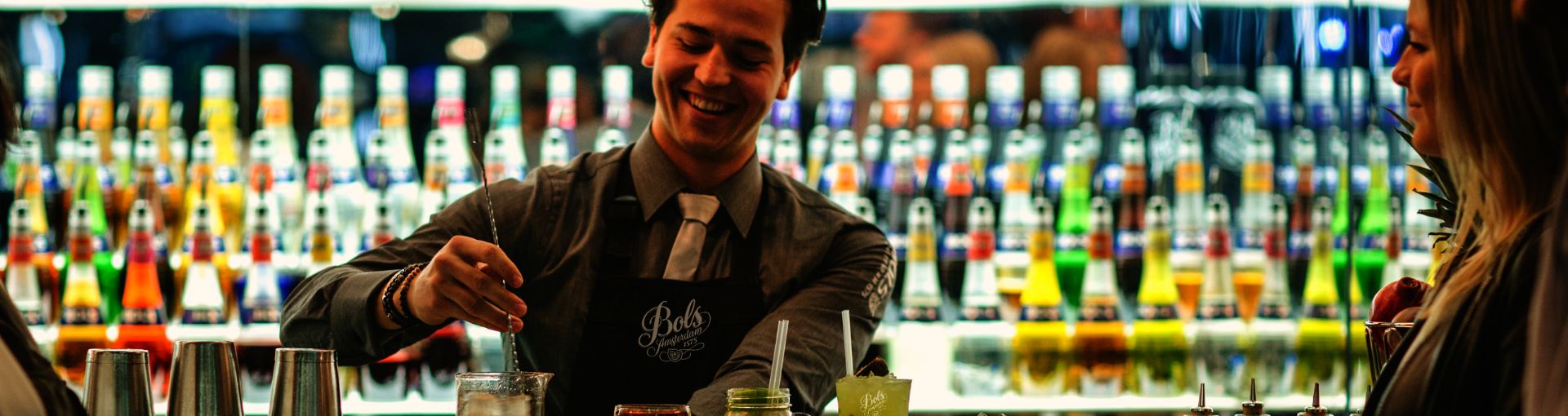 Bols Barkeeper mix Drinks vor einer Bols Bar