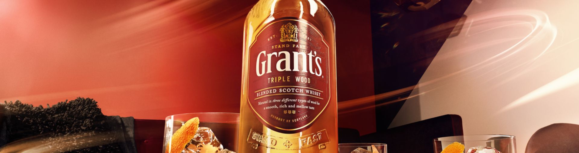 Grants Header Banner mit Whiskey Flasche und Tumbler Gläser gefüllt mit Whiskey