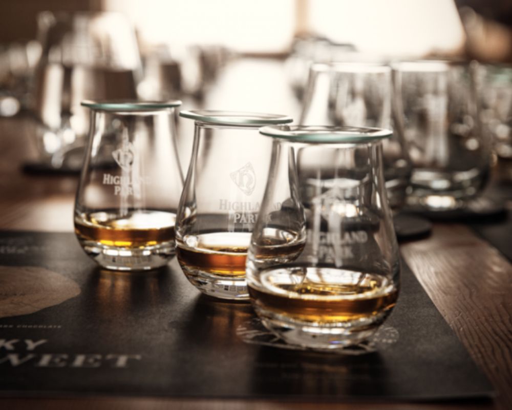 Whiskey Gläser mit Highland Park Whiskey stehen am Bar Tresen