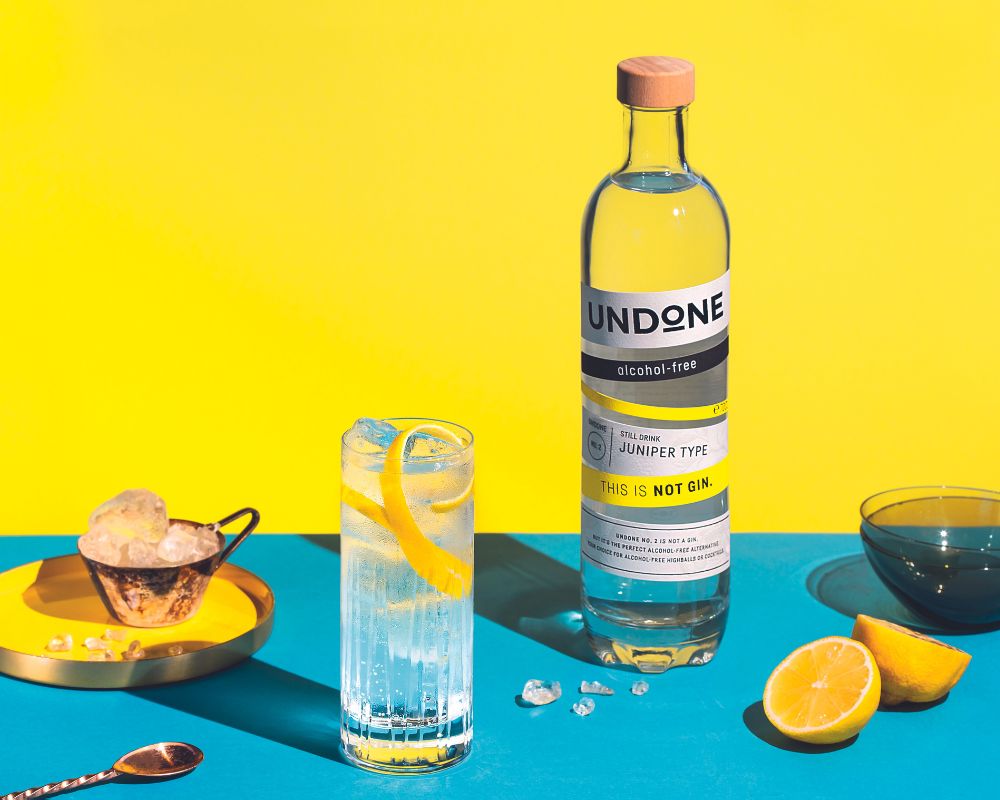 Undone not Gin Flasche mit not Gin&Tonic Trink for gelb-blauen Hintergrund