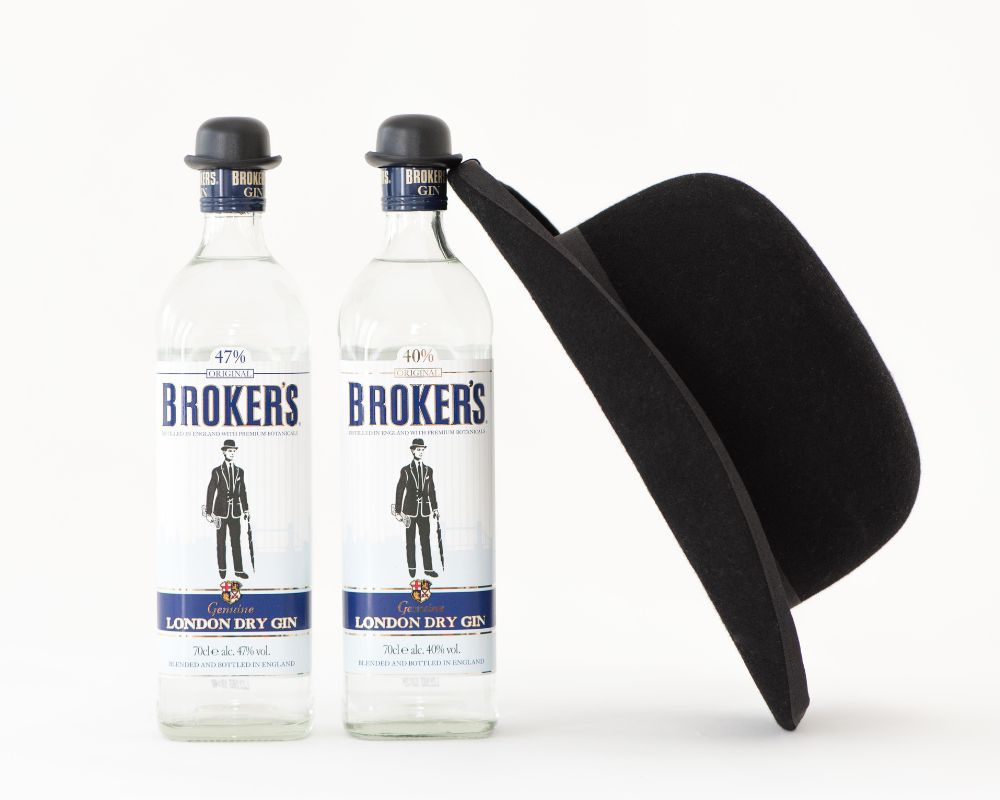 Zwei Brokers Gin Flasche mit schwarzem Hut