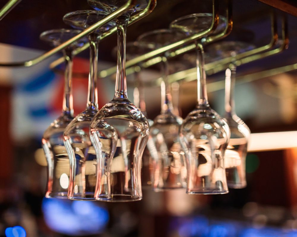 Schnapsgläser hängen in einer Bar