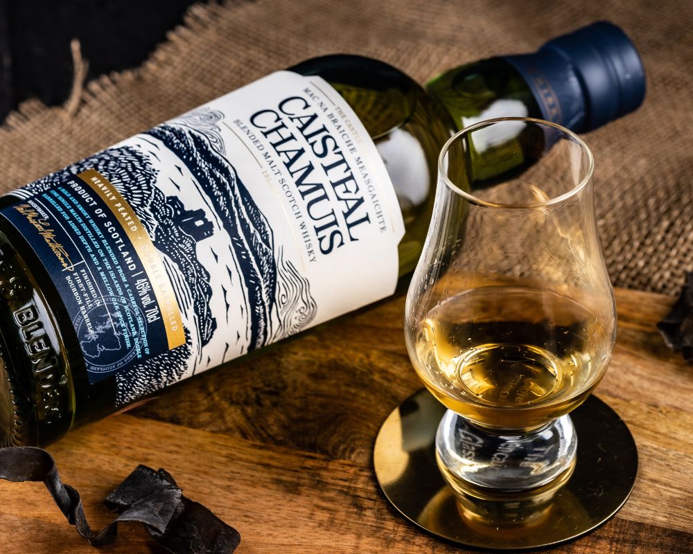 Caisteal Chamuis Flasche neben Whiskey Glas