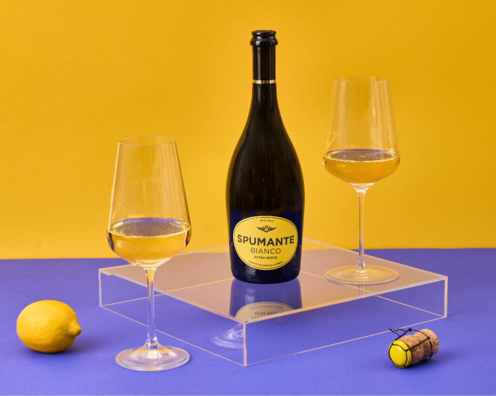 Hochriegl Spumante mit zwei Gläsern und einer Zitrone