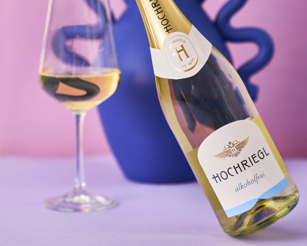 Hochriegl Alkoholfrei mti Glas und blauer Vase