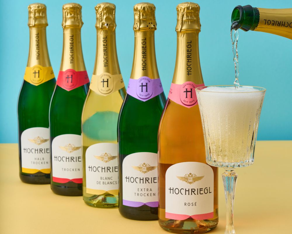 Hochriegl Trocken Range ine ienr reihe und ein Glas wird eingeschenkt