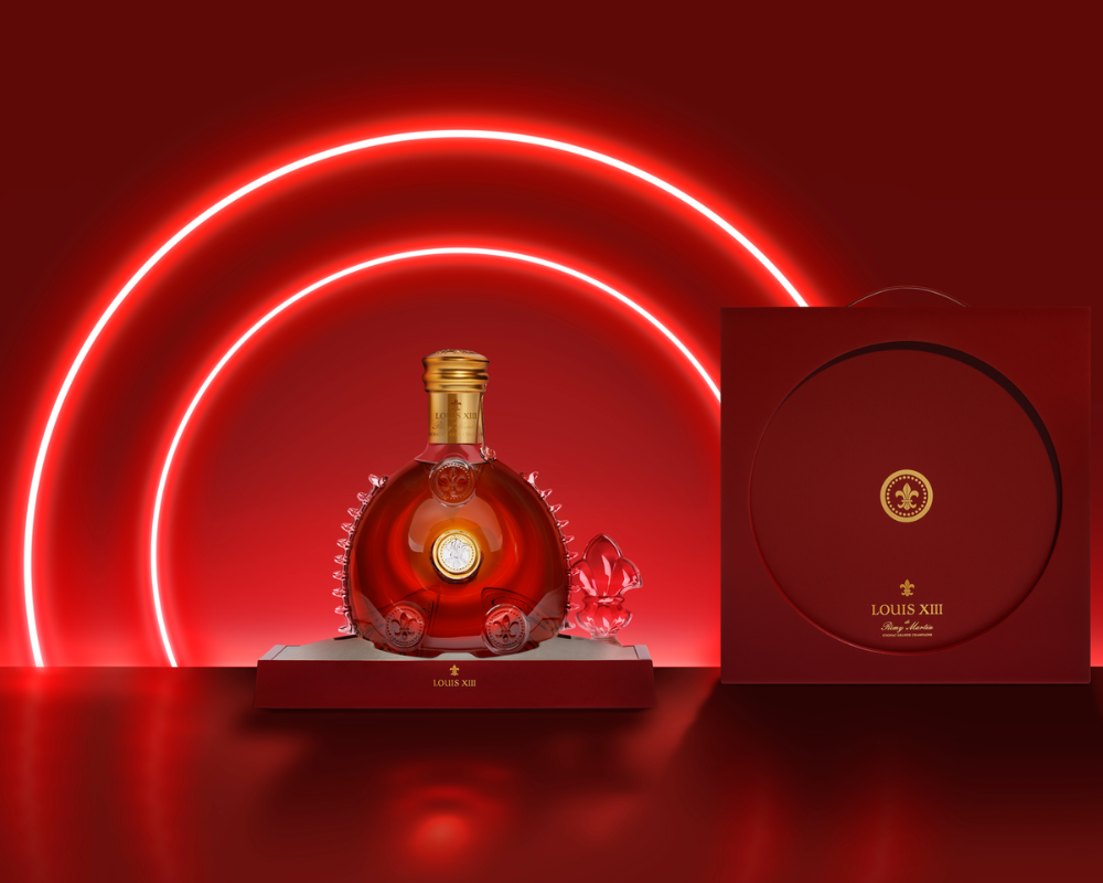 LouisXII mit Geschenkkarton vor rotem HIntergrund