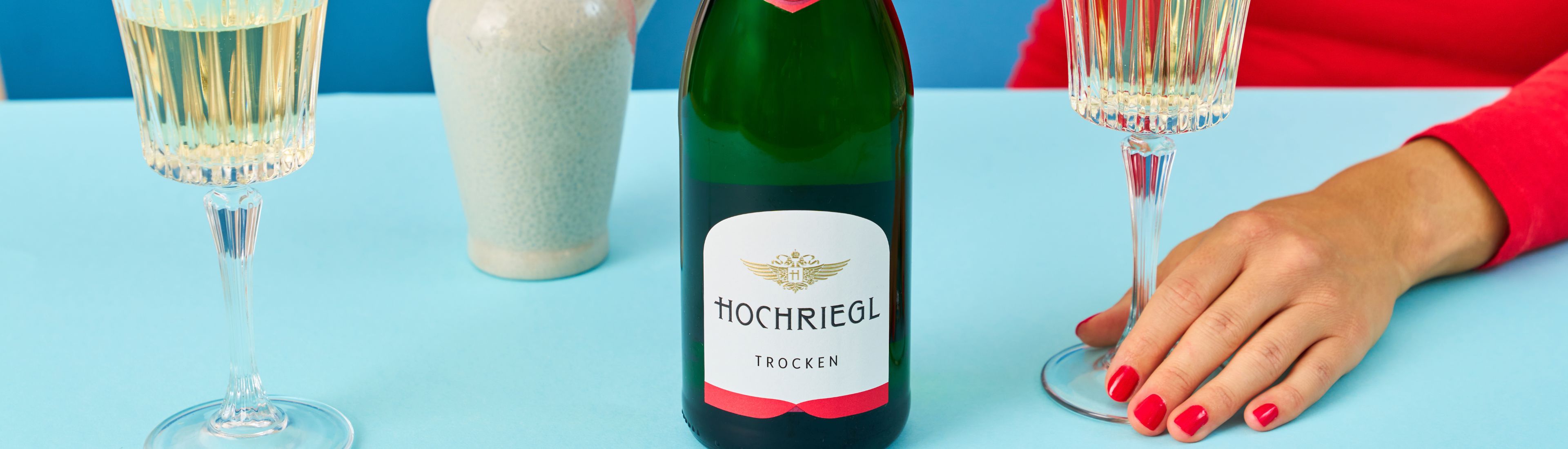 Hochriegl Trocken mit Dame und zwei Gläsern