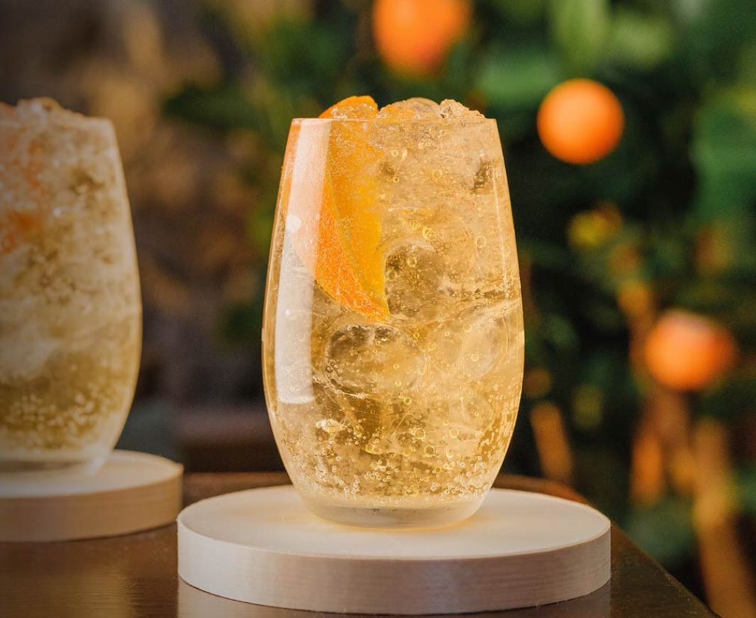 Tollamore Dew Drink im Glas mit Orangenspalte