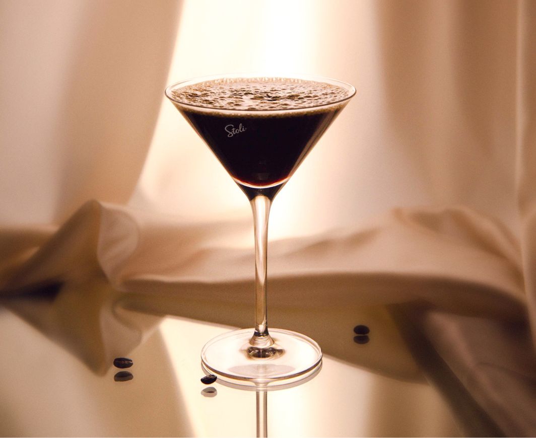 Stolichnaya Espresso Martini im Glas angerichtet