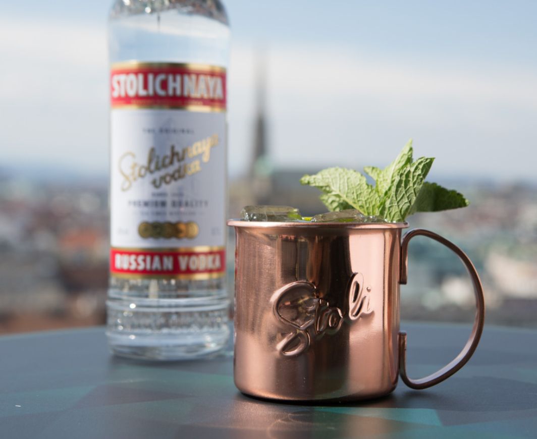 Stoli Mule im Stoli Mug mit Stolichnaya Premium Flasche im Hintergrund