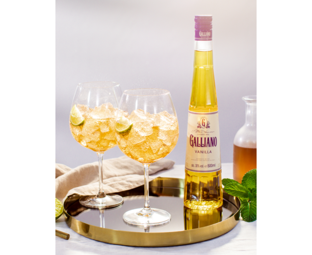 Galliano Vanilla Mule serviert in zwei Gläser