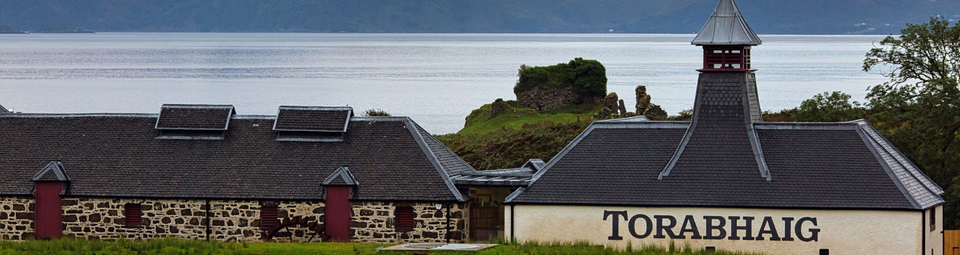 Eine Torabhaig Distillerie vor einem Fluss