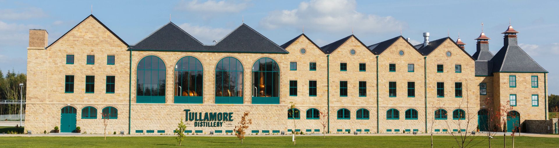 Tullamore Distillery, davor eine Wiese