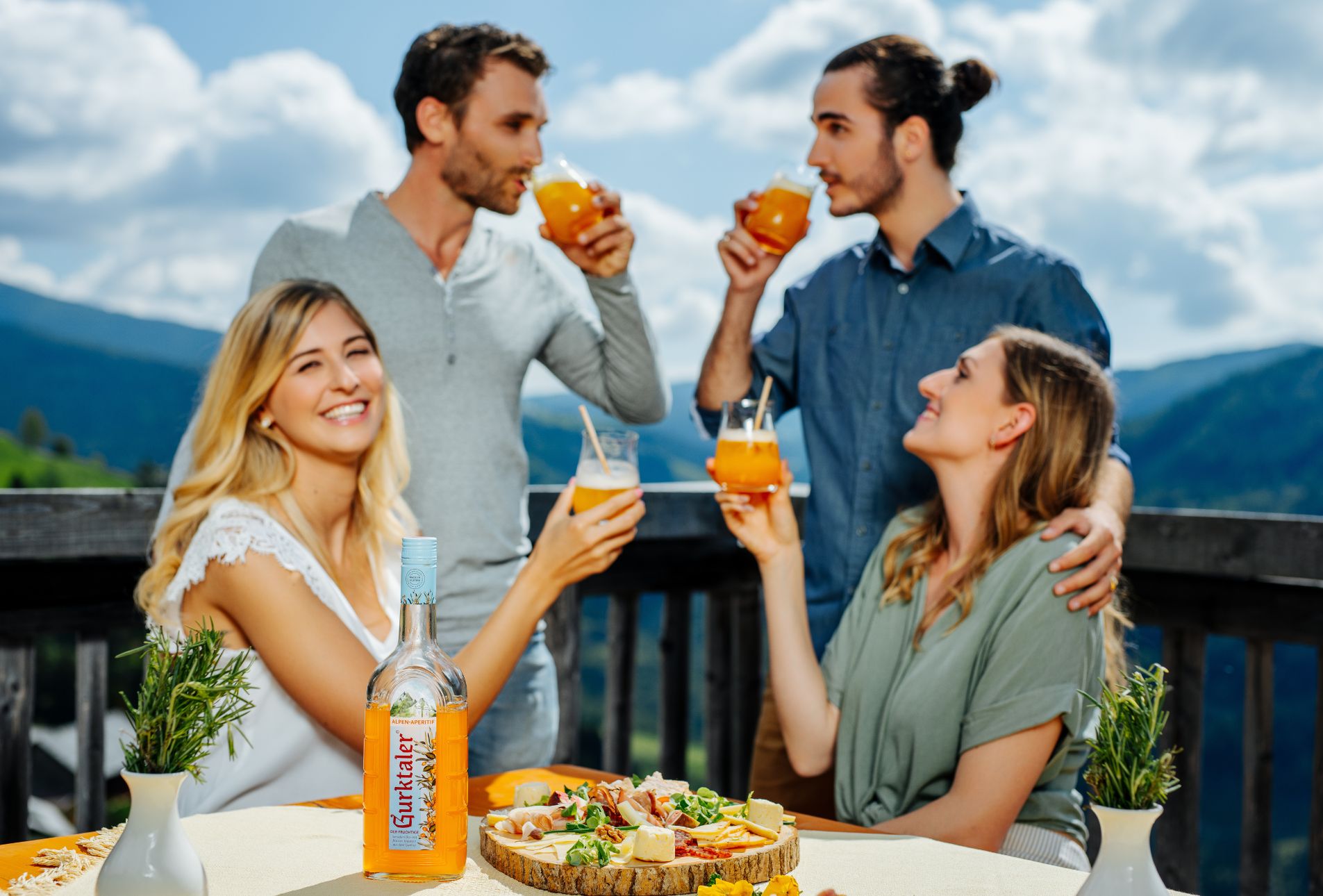 Gurtaler Sanddorn Spritz wird von jungen Leuten getrunken