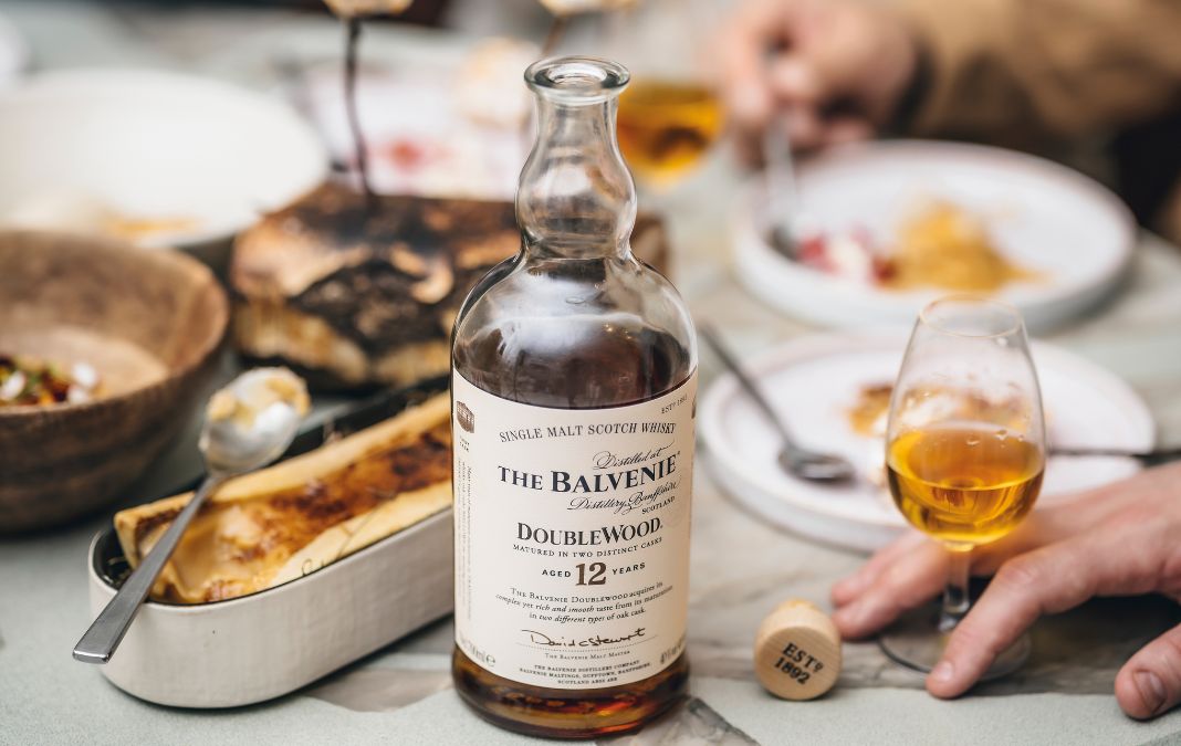 Balvenie Flasche mit Drink auf einem gedeckten Tisch