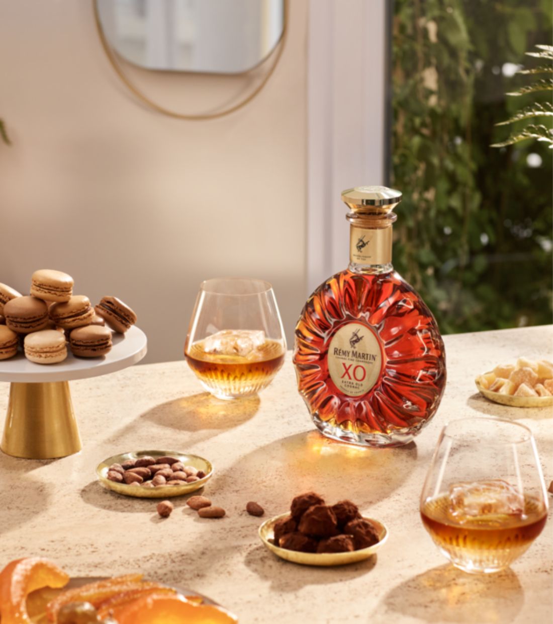 Remy Martin XO Flasche steht auf einem Tisch mit Lechereien