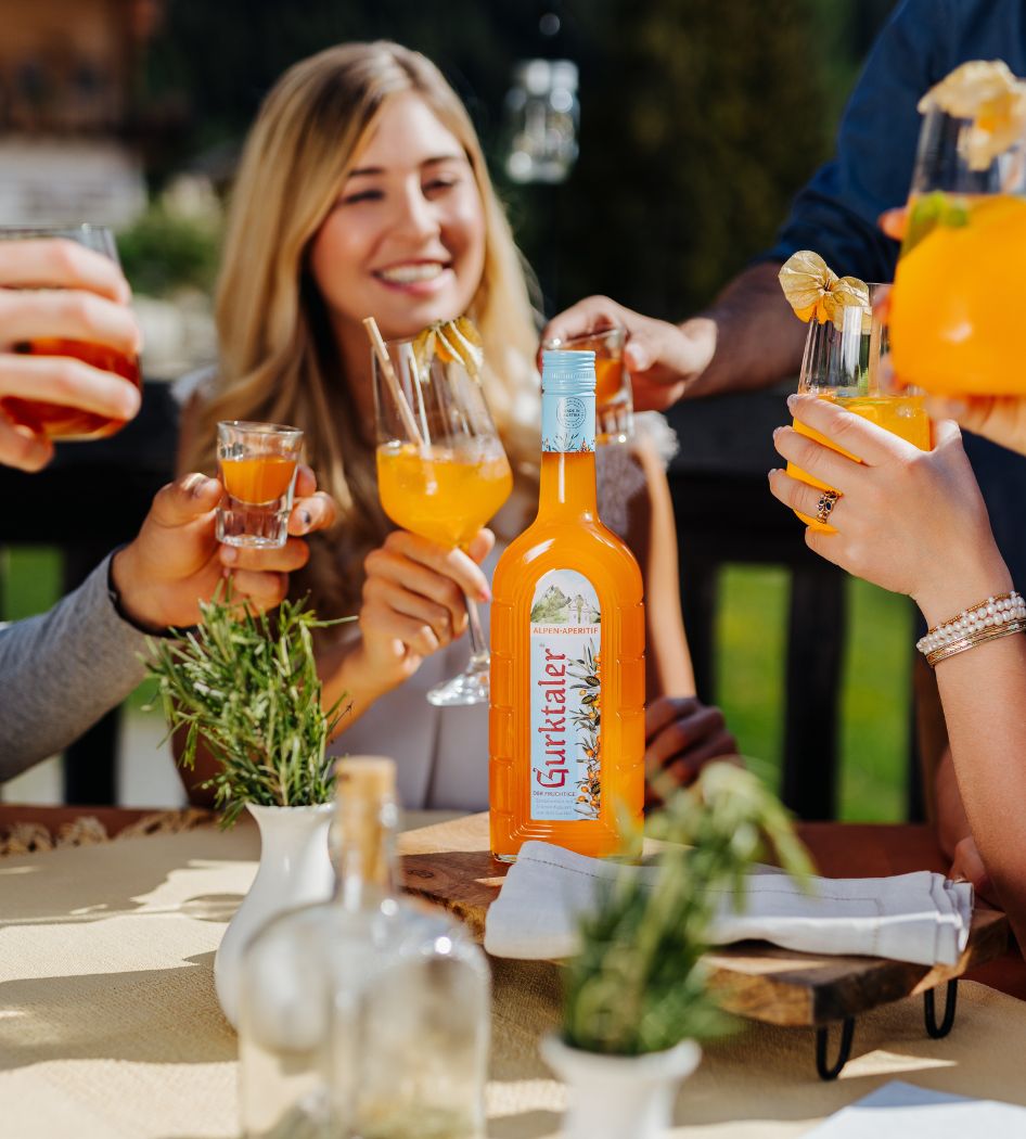 Gurktaler Sandorn Aperitif auf einem Tisch mit Leuten