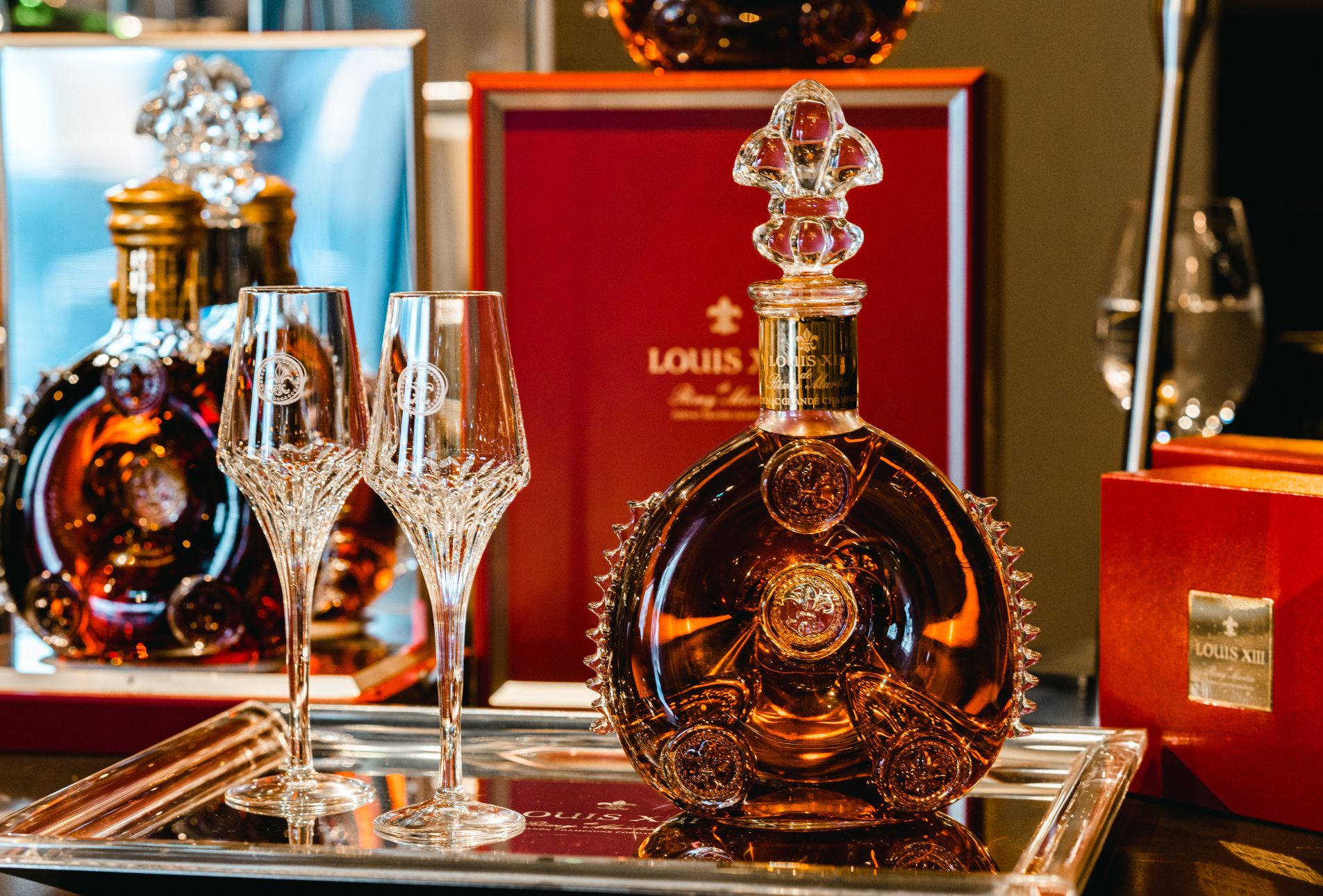 Louis XIII FLasche mit 2 leeren Kristallgläsern auf einem Tablett