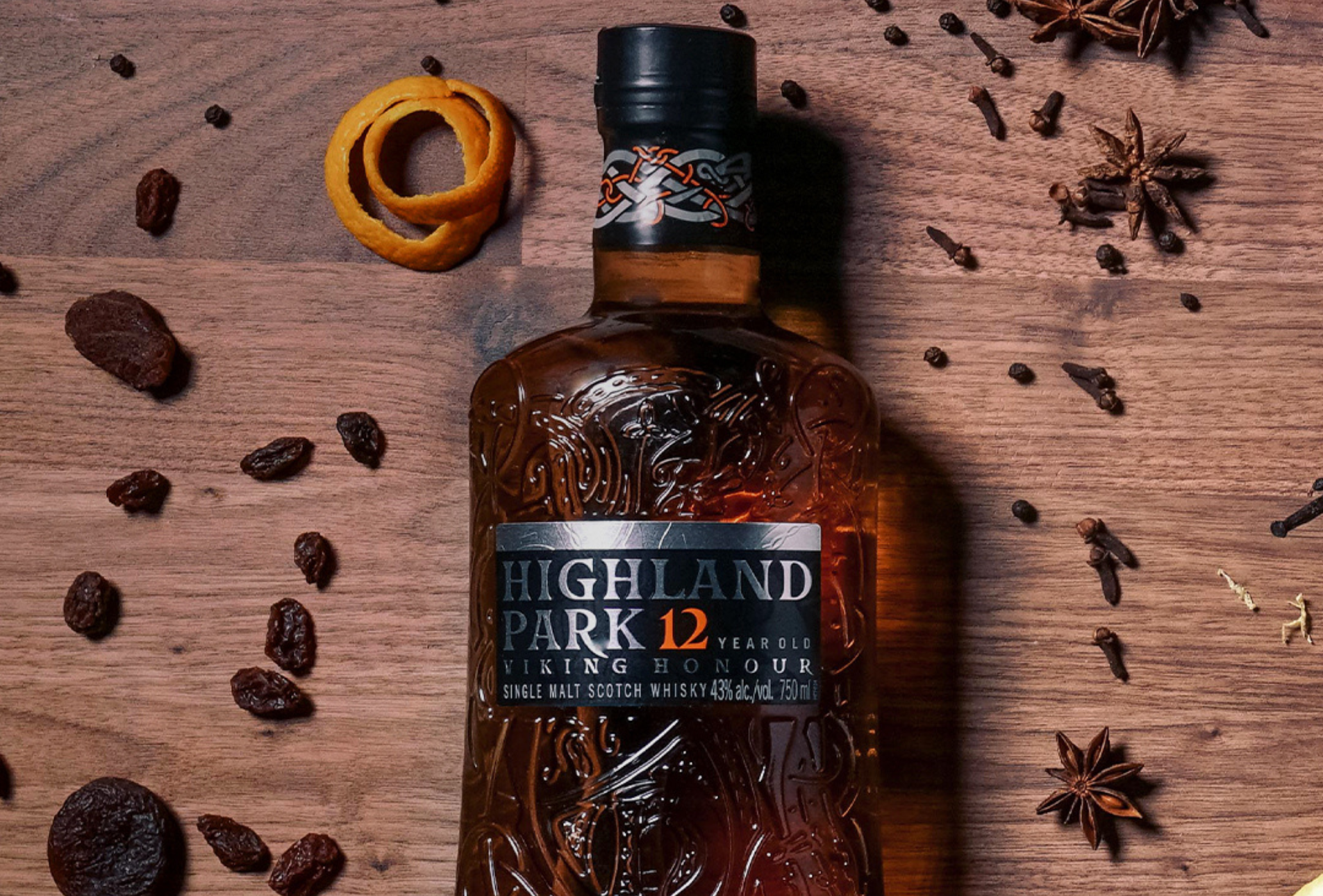 Highland Park Flasche liegt am Tisch