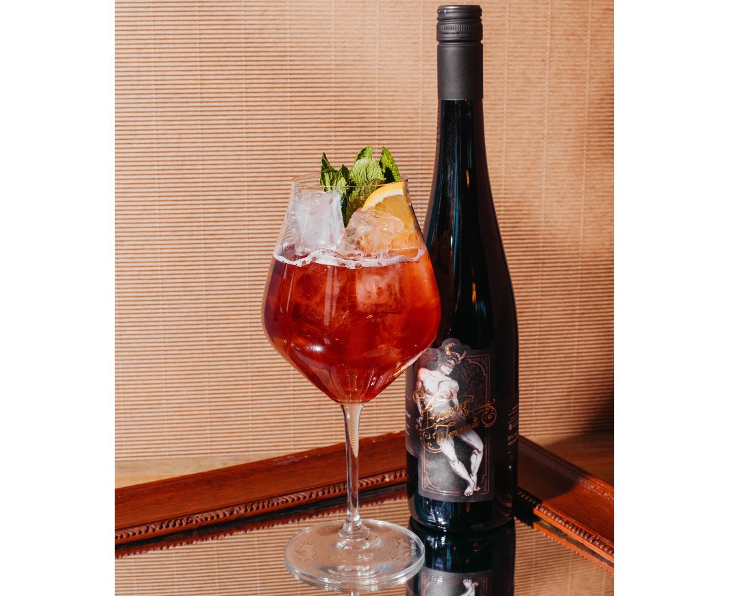 Franz Berry Cocktail im Weinglas mit Flasche