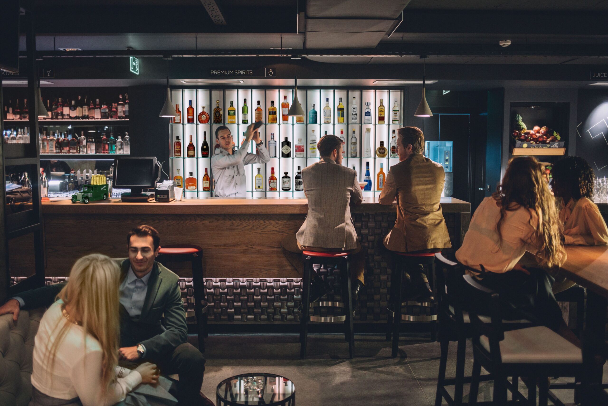 Top Spirit Bar mit Barkeeper und Gästen