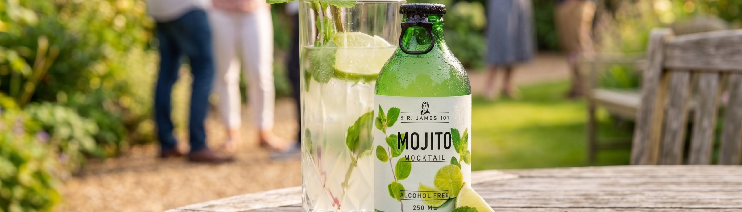 Mojito von Sir James 101 sthet auf gartentisch mit personen im hintergrund